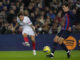 El defensa del FC Barcelona Andreas Christensen (d) defiende ante el argentino Gonzalo Montiel, en foto de archivo de Alejandro García. EFE