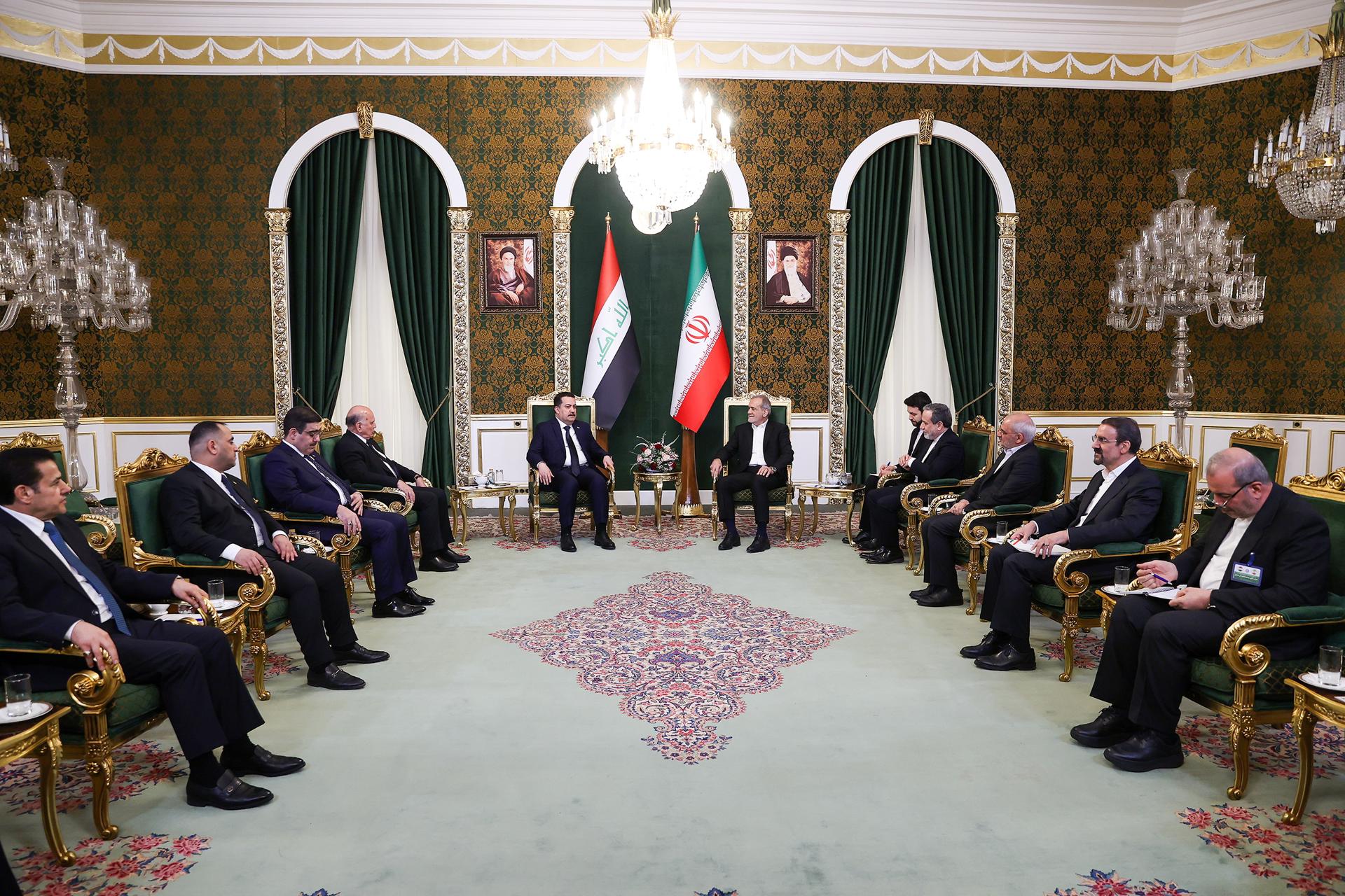 Foto proporcionada por la Presidencia iraní que muestra a su presidente, Masud Pezeshkian (C-D), y al primer ministro iraquí, Mohamed Shia al Sudani (C-I)  durante la visita de este último a Teherán el 8 de enero de 2025. EFE/EPA/IRANIAN PRESIDENT OFFICE / HANDOUT HANDOUT EDITORIAL USE ONLY/NO SALES
