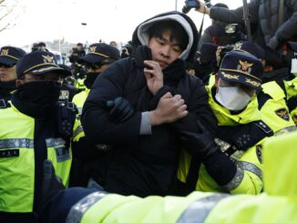 La policía detiene a seguidores del presidente surcoreano Yoon Suk Yeol, quienes se han congregado fuera de la residencia presidencial en un intento por evitar que los investigadores lleven a cabo una orden de arresto en su contra en Seúl, Corea del Sur, 02 de enero de 2025. 
 EFE/EPA/JEON HEON-KYUN