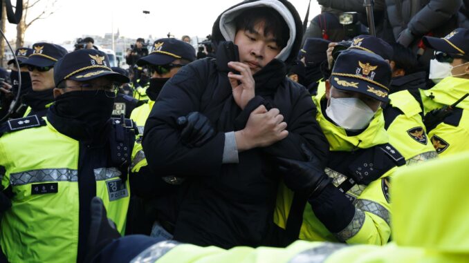 La policía detiene a seguidores del presidente surcoreano Yoon Suk Yeol, quienes se han congregado fuera de la residencia presidencial en un intento por evitar que los investigadores lleven a cabo una orden de arresto en su contra en Seúl, Corea del Sur, 02 de enero de 2025. 
 EFE/EPA/JEON HEON-KYUN
