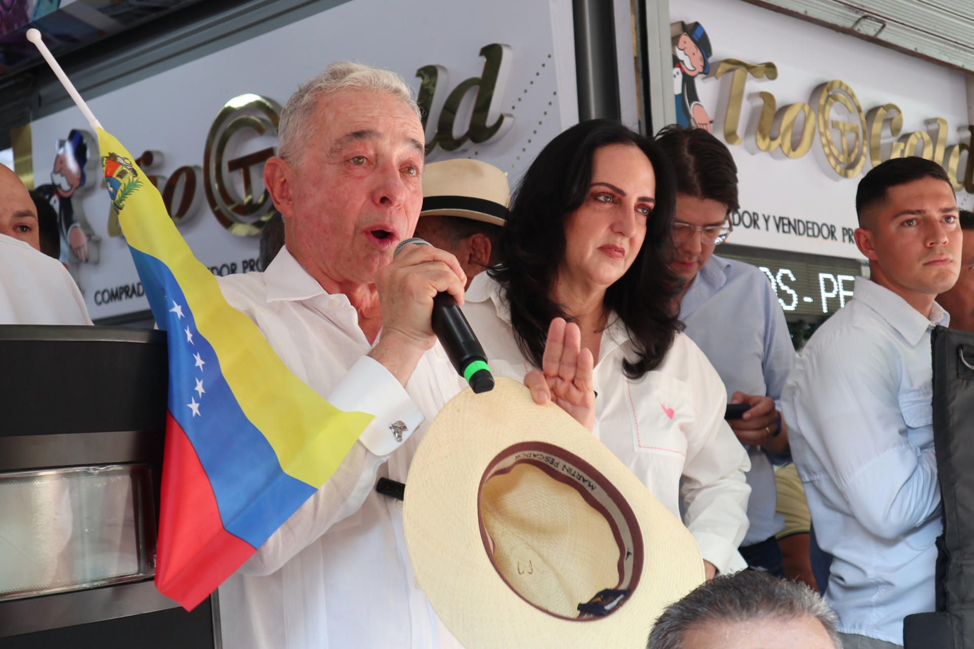 El expresidente de Colombia Álvaro Uribe (i) (2002-2010) habla junto a la senadora colombiana María Fernanda Cabal (c) este sábado durante una concentración en Cúcuta (Colombia). EFE/ Mario Caicedo
