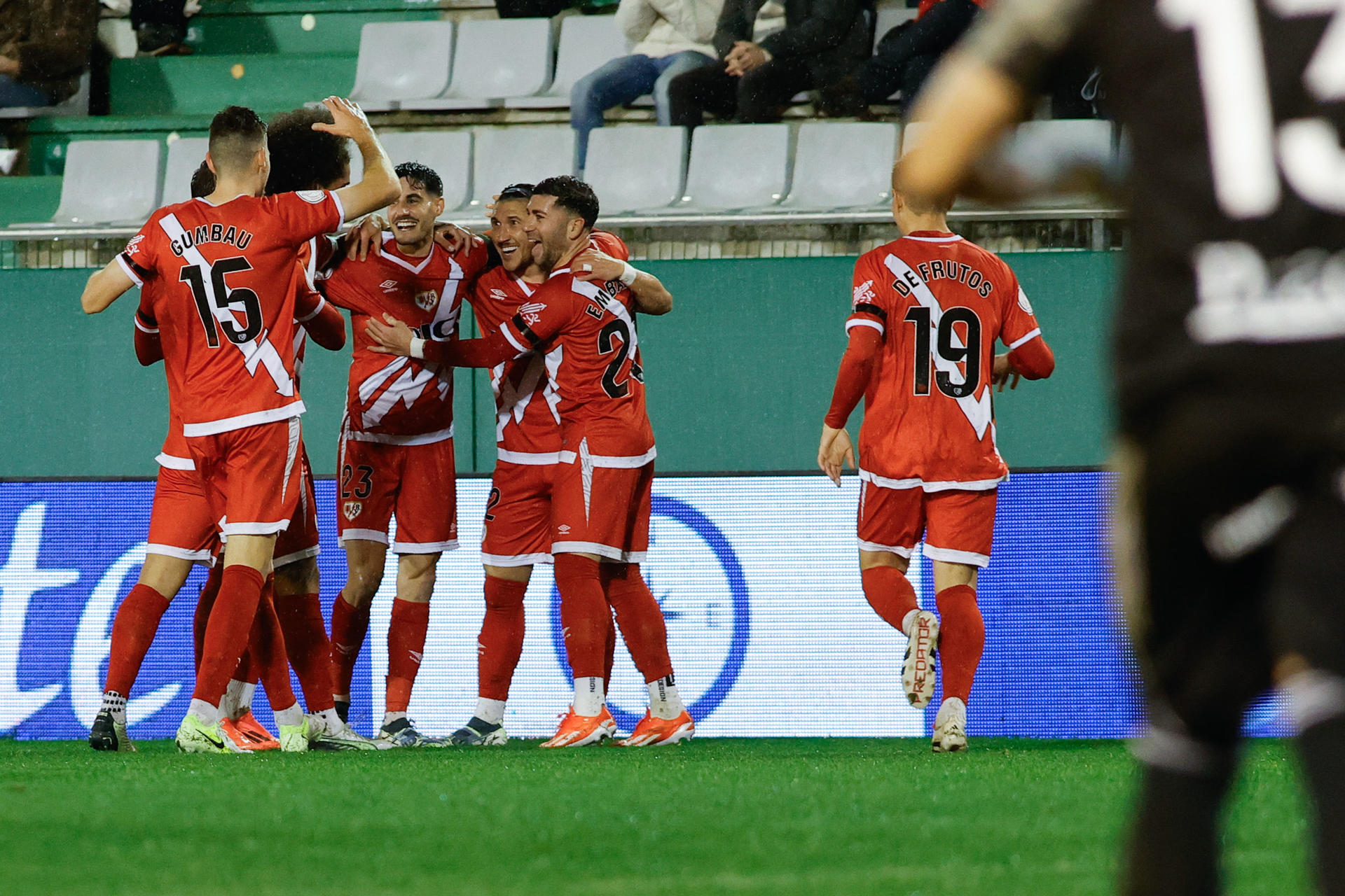 Los jugadores del Rayo celebran el primer gol. EFE / Kiko Delgado.
