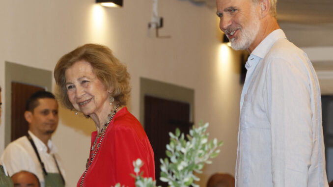 Imagen de archivo de Felipe VI (d) y su madre, la reina emérita doña Sofía (i). EFE/Ballesteros
