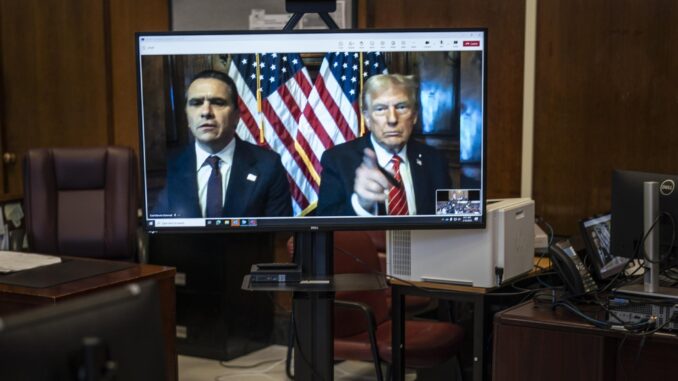 El expresidente estadounidense y presidente electo Donald Trump (derecha) y su abogado Todd Blanche aparecen en una pantalla de forma remota para la audiencia de sentencia frente al juez del estado de Nueva York Juan Merchan. EFE/Jabin Botsford / POOL
