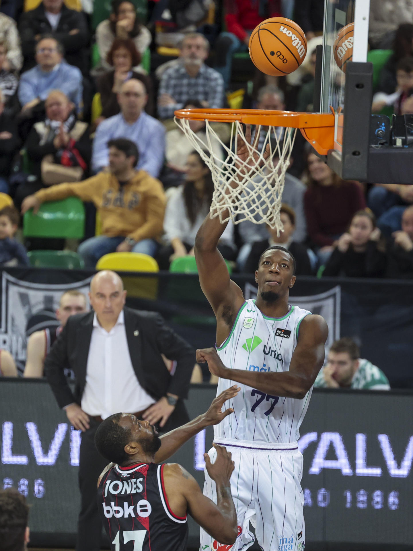 El pívot del Unicaja Yankuba Sima (detrás) lanza ante el pívot estadounidense del Bilbao Basket Marvin Jones en el partido de Liga Endesa entre el Bilbao Basket y el Unicaja Málaga que se disputó en el Bilbao Arena. EFE/ Luis Tejido
