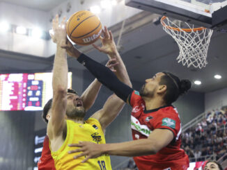 Tobey, del Gran Canaria, intenta anotar ante Clavell (d), del Granada, durante el partido de Liga Endesa disputado en el Palacio de los Deportes de Granada. EFE/Pepe Torres