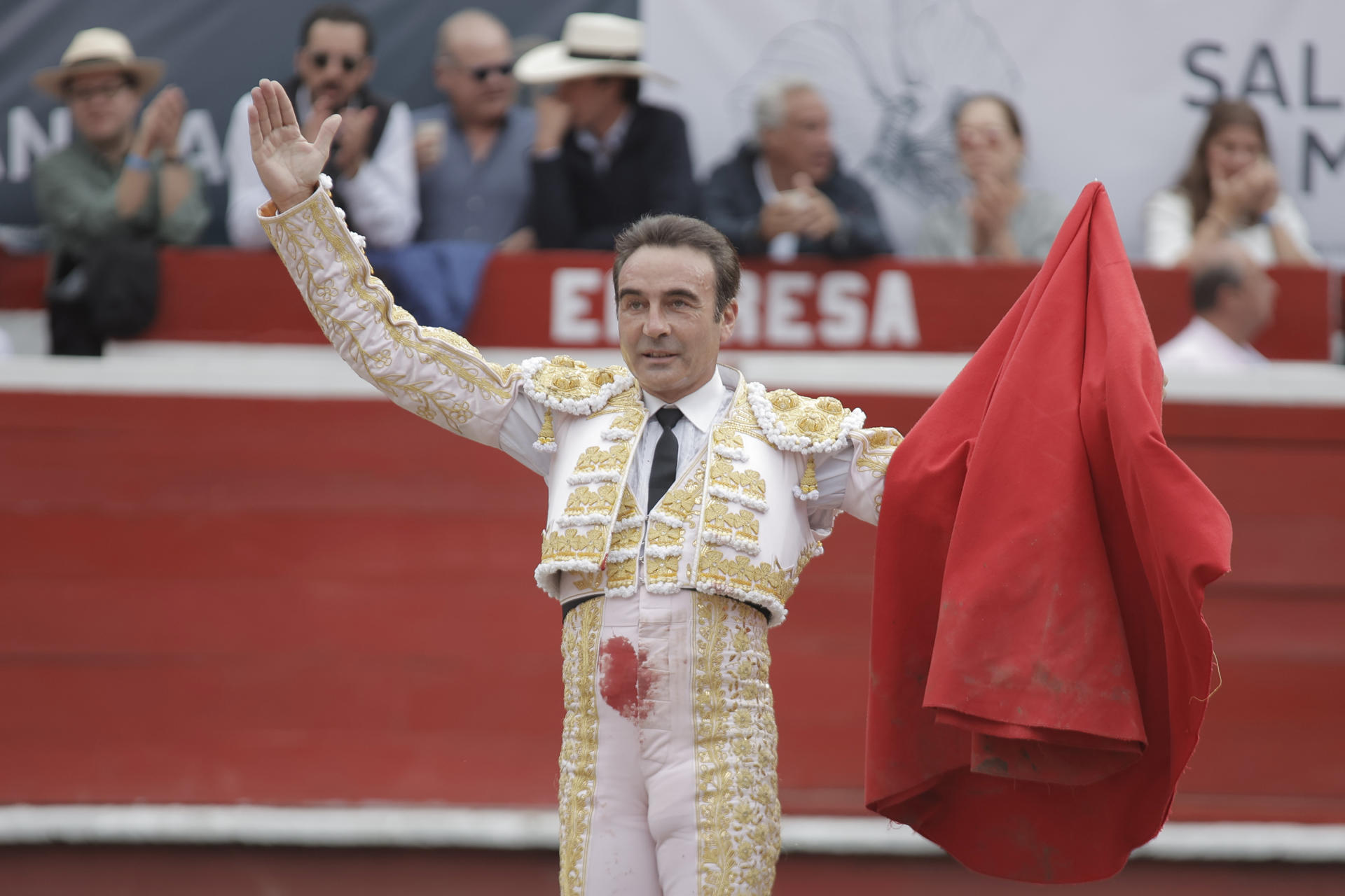 El torero español, Enrique Ponce, saluda al publico luego de lidiar el toro Tabacalero de 456 kg de la ganadería Ernesto Gutiérrez este sábado, durante una corrida correspondiente a la temporada taurina 70 de la Feria de Manizales, en la plaza de toros de Manizales (Colombia). Ponce se despidió de Manizales con puerta grande en la última de abono de la 70 Feria de esa ciudad colombiana. EFE/ Jhon Jairo Bonilla
