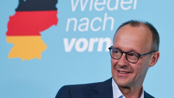 El líder conservador alemán y favorito de las encuestas para las elecciones del 23 de febrero, Friedrich Merz, durante una conferencia de prensa en Hamburgo tras la reunión celebrada en esa ciudad por la Ejecutiva de la Unión Democristiana (CDU). EFE/EPA/Hannibal Hanschke
