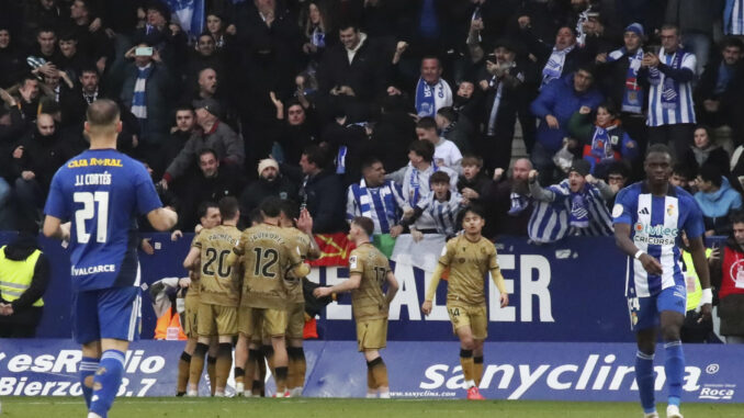 Los jugadores de la Real Sociedad celebran un gol contra la Ponferradina, este domingo durante el partido de la Ronda de dieciseisavos de la Copa del Rey, entre la Ponferradina y la Real Sociedad, en el Estadio Municipal El Toralín de Ponferrada (León). EFE/ Ana F. Barredo
