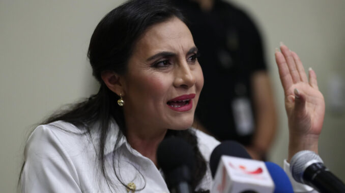 La vicepresidenta electa de Ecuador Verónica Abad habla en una rueda de prensa este jueves, en Quito (Ecuador). EFE/ José Jácome
