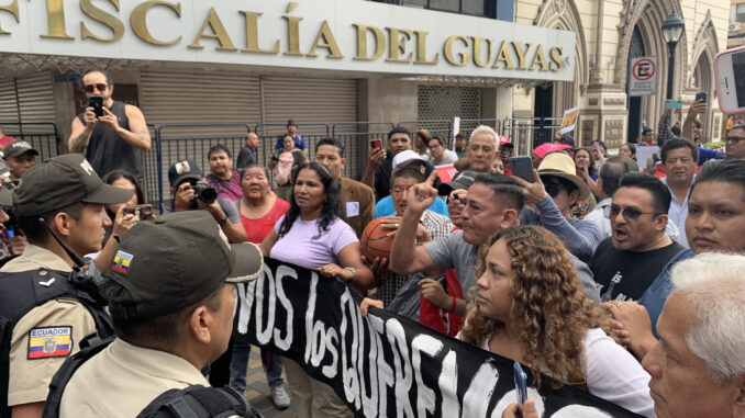 Fotografía del 23 de diciembre de 2024 en donde se ven familiares de los menores desaparecidos acompañados de integrantes de organizaciones de derechos humanos, que se manifiestan afuera de la Fiscalía Provincial del Guayas, en Guayaquil (Ecuador). EFE/Cristina Bazán
