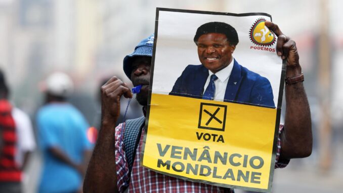 Un manifestante sostiene un cartel durante una protesta organizada por los seguidores de Venancio Mondlane en contra del proceso electoral en Maputo, Mozambique, el 27 de noviembre de 2024. EFE/EPA/LUISA NHANTUMBO
