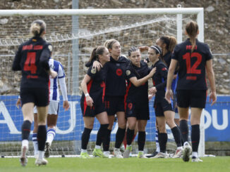 Las jugadoras del FC Barcelona celebran el tercer gol de su equipo durante el de la Liga F que enfrenta a su equipo contra la Real Sociedad este domingo en San Sebastián. EFE/Javier Etxezarreta