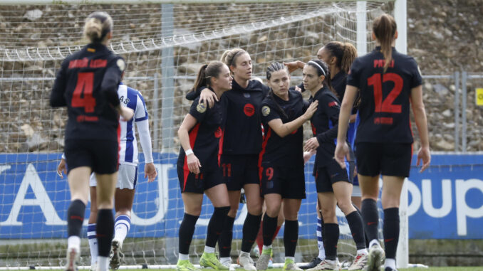 Las jugadoras del FC Barcelona celebran el tercer gol de su equipo durante el de la Liga F que enfrenta a su equipo contra la Real Sociedad este domingo en San Sebastián. EFE/Javier Etxezarreta
