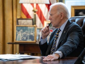 El presidente de Estados Unidos, Joe Biden, observa mientras convoca a funcionarios para una reunión informativa sobre la respuesta federal a los incendios forestales en Los Ángeles en la Oficina Oval de la Casa Blanca en Washington DC, el 10 de enero de 2025. EFE/EPA/Leigh Vogel / POOL