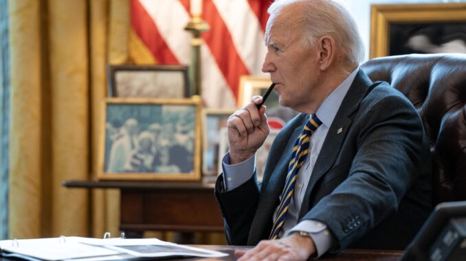 El presidente de Estados Unidos, Joe Biden, observa mientras convoca a funcionarios para una reunión informativa sobre la respuesta federal a los incendios forestales en Los Ángeles en la Oficina Oval de la Casa Blanca en Washington DC, el 10 de enero de 2025. EFE/EPA/Leigh Vogel / POOL
