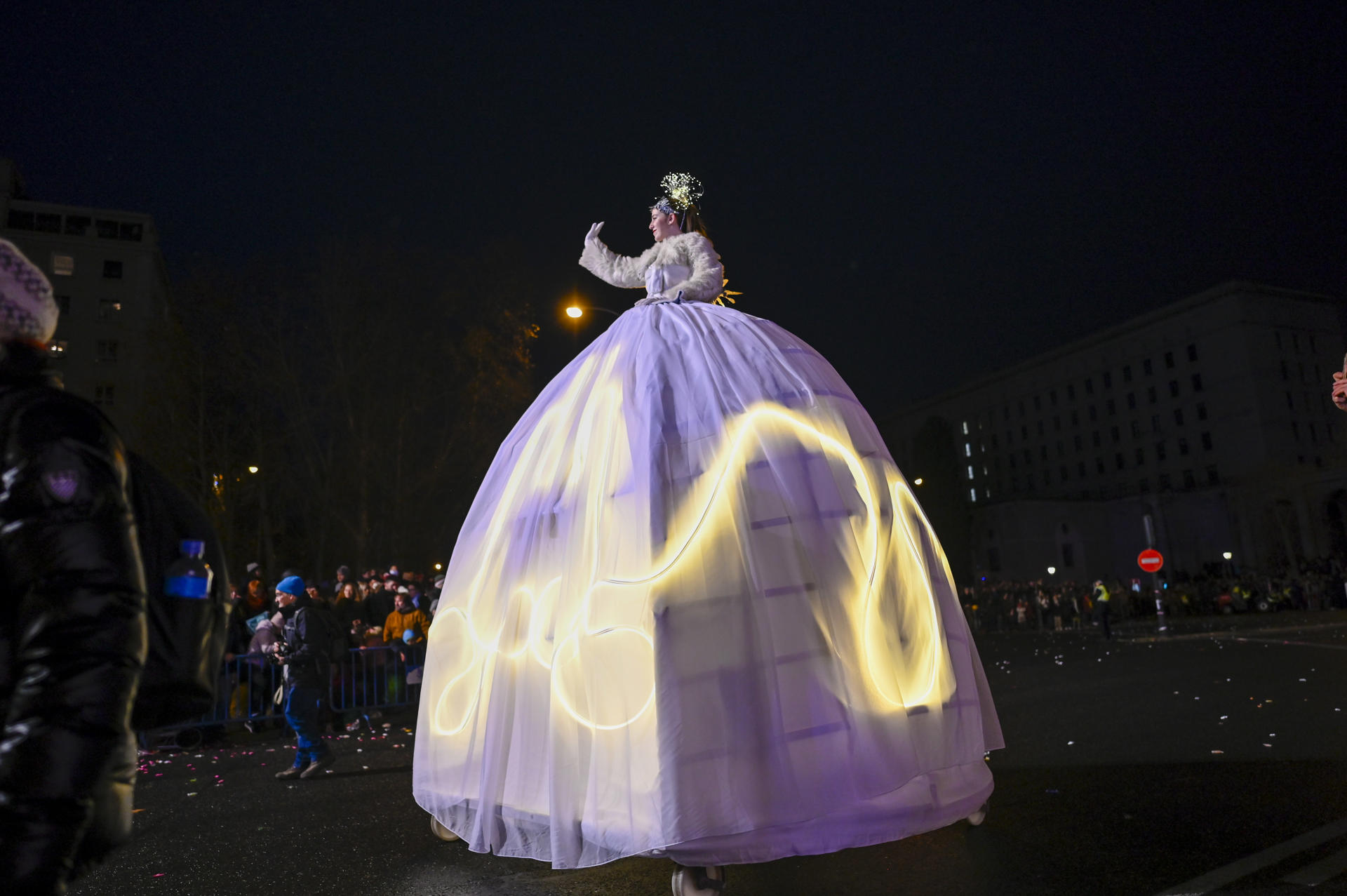 MADRID, 05/01/2025.- Tradicional cabalgata de los Reyes Magos, que desfila este domingo por el centro de la ciudad de Madrid, en una jornada con previsión de luvias que no impide que los más pequeños tengan la oportunidad de ver a Melchor, Gaspar y Baltasar antes de visitar cada casa para el reparto de regalos.- EFE/Víctor Lerena
