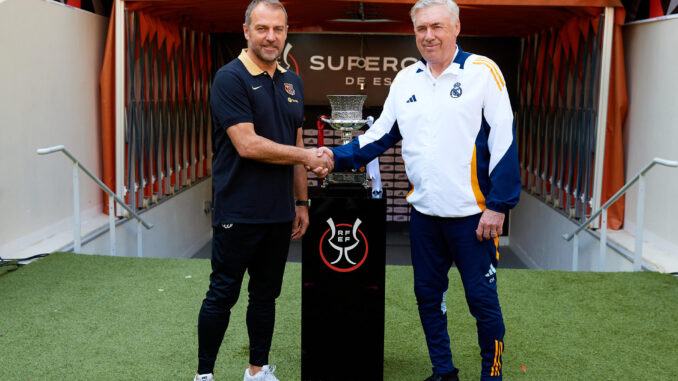 Los entrenadores del Real Madrid CF y el FC Barcelona, Carlo Ancelotti (d) y Hansi Flick (i), respectivamente, han posado este sábado junto al trofeo en el estadio Al Jawhara de Yeda, que mañana acogerá la final de la Supercopa de España. EFE/RFEF/David Aliaga -SOLO USO EDITORIAL/SOLO DISPONIBLE PARA ILUSTRAR LA NOTICIA QUE ACOMPAÑA (CRÉDITO OBLIGATORIO)-
