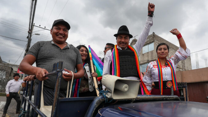 El candidato presidencial por el Movimiento de Unidad Plurinacional Pachakutic, Leónidas Iza (c) saluda este domingo, en Cutuglagua (Ecuador). EFE/ José Jácome
