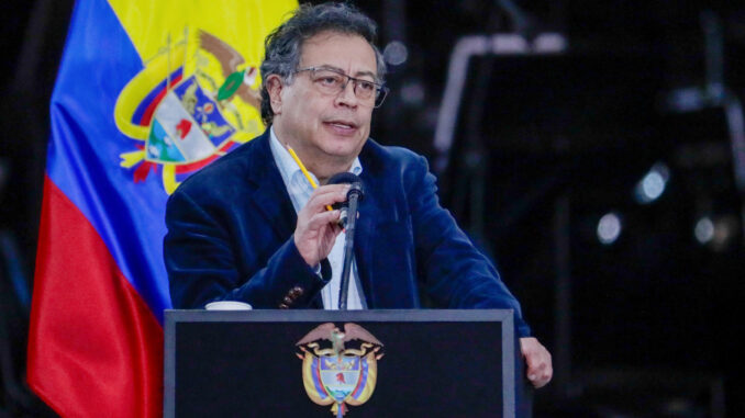 Fotografía de archivo del 21 de noviembre de 2024 del presidente de Colombia, Gustavo Petro, durante la ceremonia de conmemoración del octavo aniversario de la firma del acuerdo de paz, en la Plaza de Bolívar en Bogotá (Colombia). EFE/ Carlos Ortega
