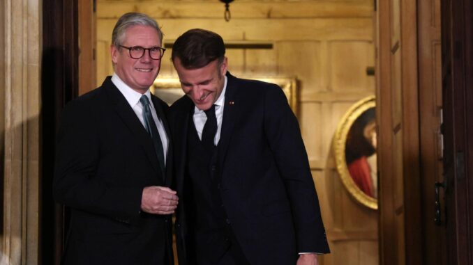 El primer ministro británico, Keir Starmer (izq.), recibe al presidente francés, Emmanuel Macron (der.), en el retiro campestre de Chequers, cerca de Ellesborough, Gran Bretaña, el 9 de enero de 2025. EFE/EPA/Neil Hall / POOL
