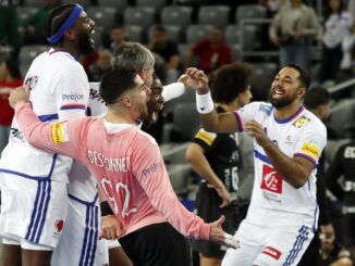 Los jugadores de Francia celebran la victoria tras el partido de cuartos del Mundial de balonmano en Zagreb, Croacia.EFE/EPA/ANTONIO BAT