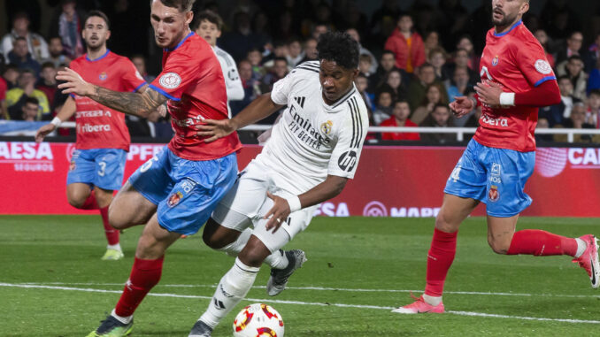 El delantero brasileño del Real Madrid Endrick (c) controla el balón ante el jugador de la Deportiva Minera Fran Molina (2i) durante el partido correspondiente a los dieciseisavos de final de la Copa del Rey, que están disputando este lunes en el estadio Cartagonova en Cartagena. EFE/Marcial Guillén
