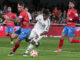 El delantero brasileño del Real Madrid Endrick (c) controla el balón ante el jugador de la Deportiva Minera Fran Molina (2i) durante el partido correspondiente a los dieciseisavos de final de la Copa del Rey, que están disputando este lunes en el estadio Cartagonova en Cartagena. EFE/Marcial Guillén