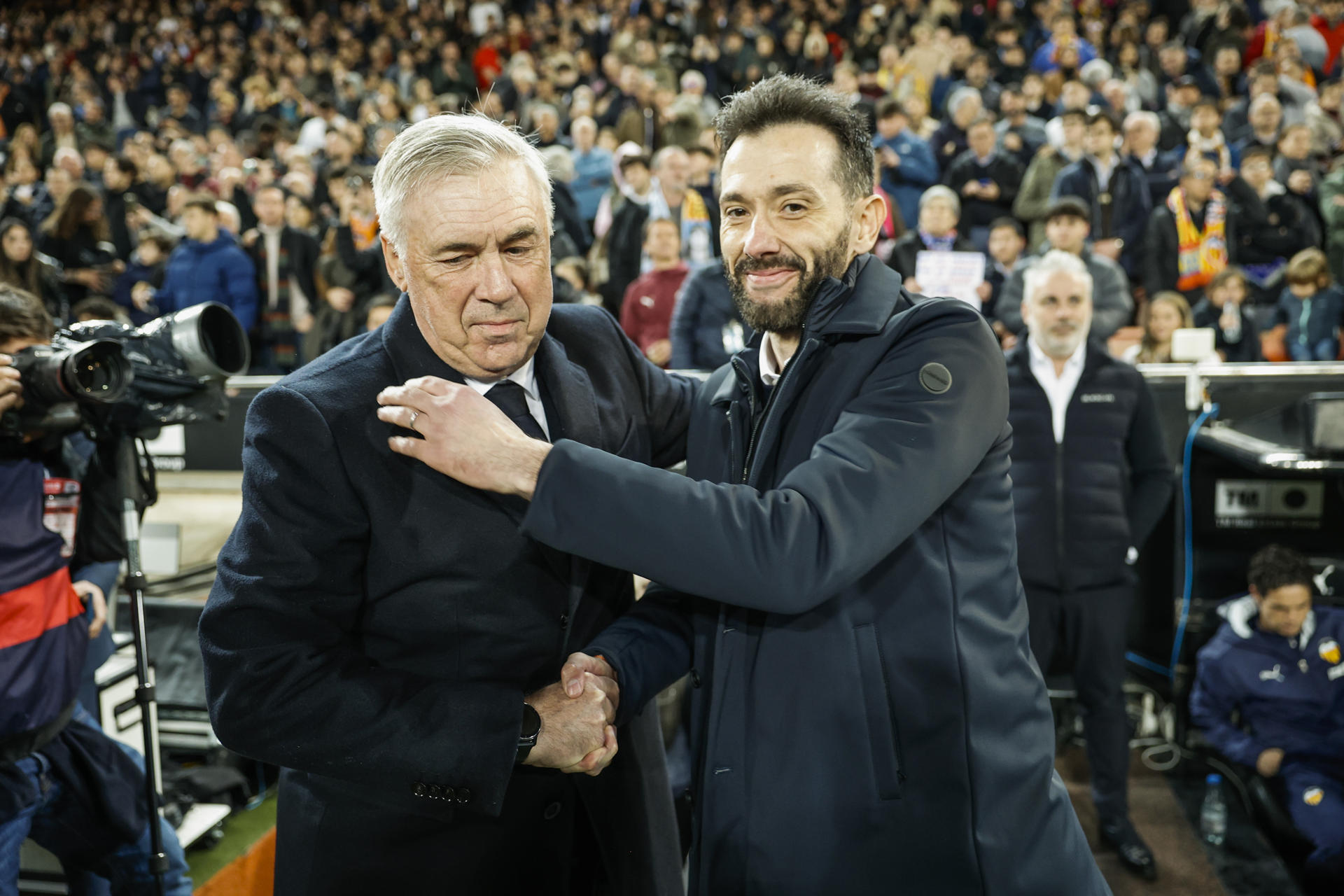 Carlos Corberán y Ancelotti se saludan antes del inicio del encuentro. EFE / Biel Aliño.
