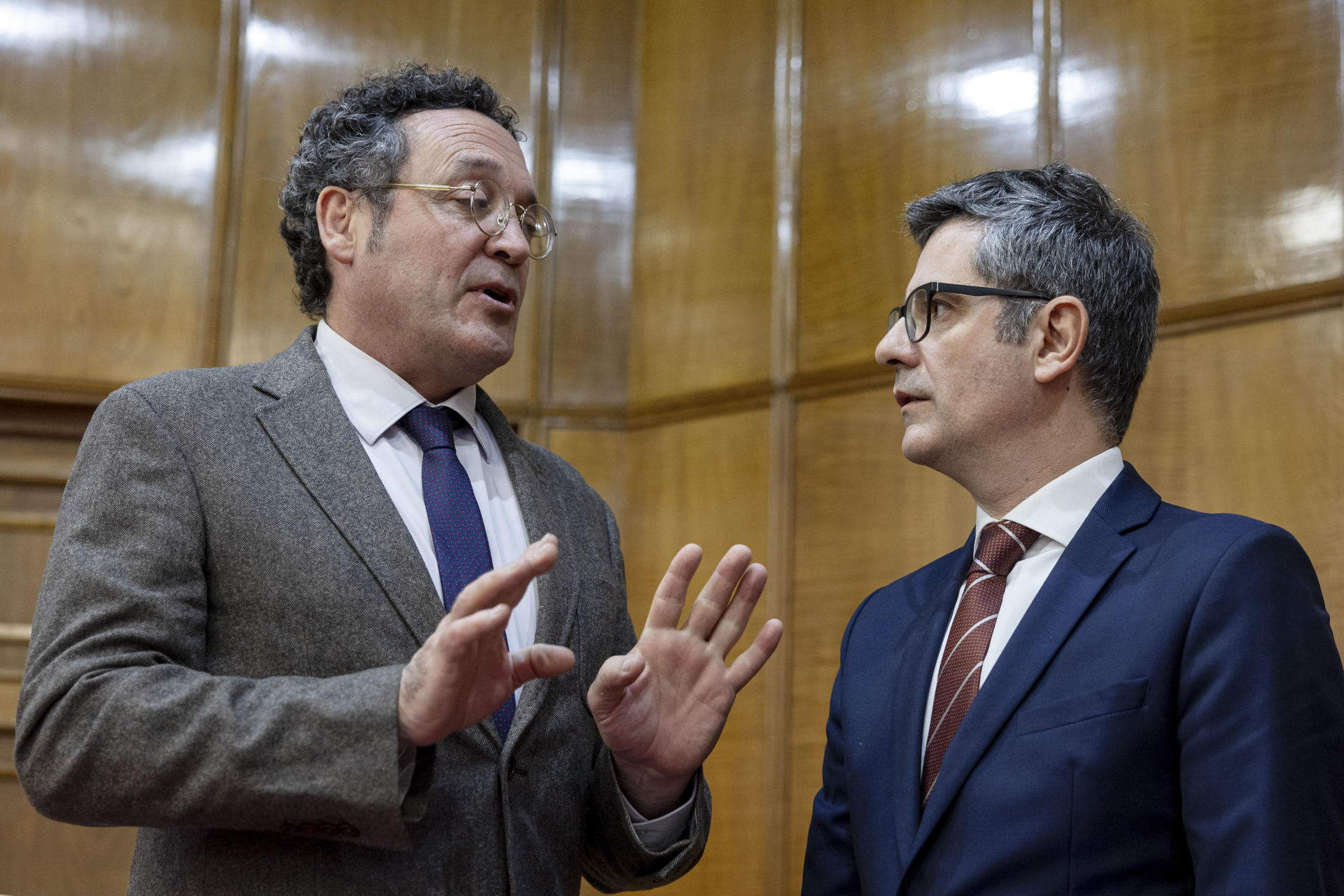 El ministro de Justicia y Relaciones con las Cortes, Félix Bolaños (d), conversa con el fiscal general del Estado, Álvaro García Ortiz, a su llegada a la inauguración del curso selectivo de la 63ª promoción de acceso a la carrera fiscal, en el Centro de Estudios Jurídicos, este miércoles, en Madrid. EFE/ Daniel González
