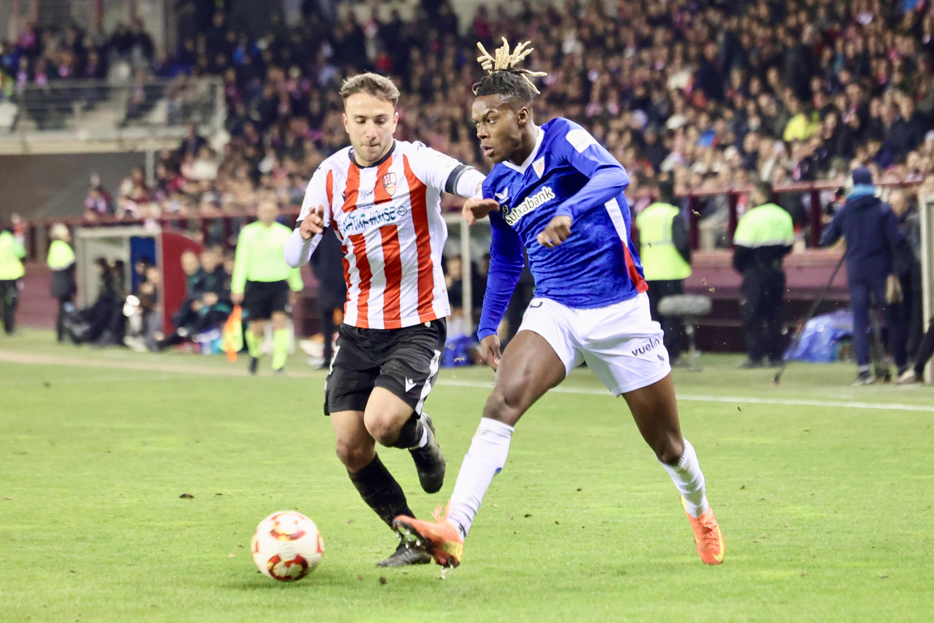 El delantero del Athletic Club, Nico Williams (d), se lleva el balón ante el defensor del Logroñés durante el partido de dieciseisavos de Copa del Rey que disputaron en el Estadio Las Gaunas de Logroño. EFE/ Raquel Manzanares.
