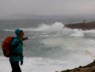 Fuerte oleaje en la ciudad de A Coruña este lunes. EFE/Cabalar