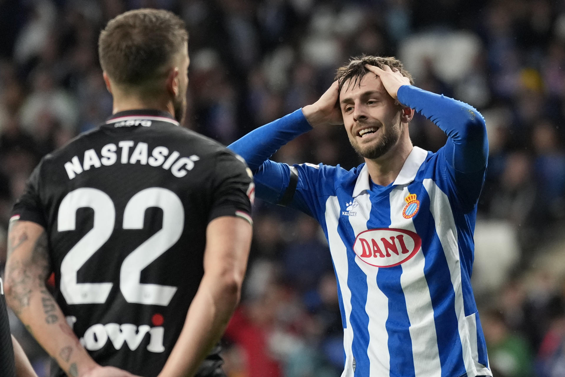 El delantero del Espanyol Javi Puado (d) se lamenta tras una ocasión fallada ante el defensa serbio del Leganés Matija Nastasic en el partido de LaLiga entre el Espanyol y el Leganés, este sábado en el estadio RCDE Stadium. EFE/ Alejandro Garcia
