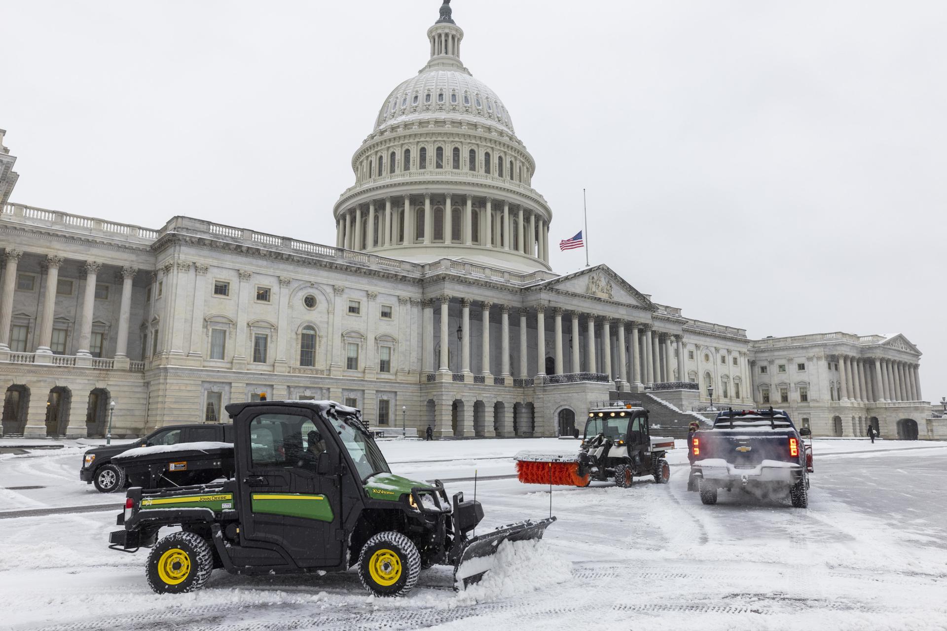 Una quitanieves limpia la nieve del exterior del Capitolio de Estados Unidos mientras los legisladores se reúnen para certificar la victoria electoral del presidente electo, Donald Trump, en Washington, DC, EE. UU., el 6 de enero de 2025. EFE/EPA/JIM LO SCALZO
