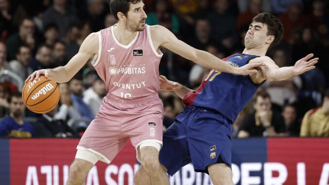 Vives (i), del Joventut de Badalona, controla la pelota ante Nuñez (d), del Barça, durante el partido de Liga jugado este mediodía en el Palau Blaugrana. EFE/ Andreu Dalmau
