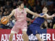 Vives (i), del Joventut de Badalona, controla la pelota ante Nuñez (d), del Barça, durante el partido de Liga jugado este mediodía en el Palau Blaugrana. EFE/ Andreu Dalmau