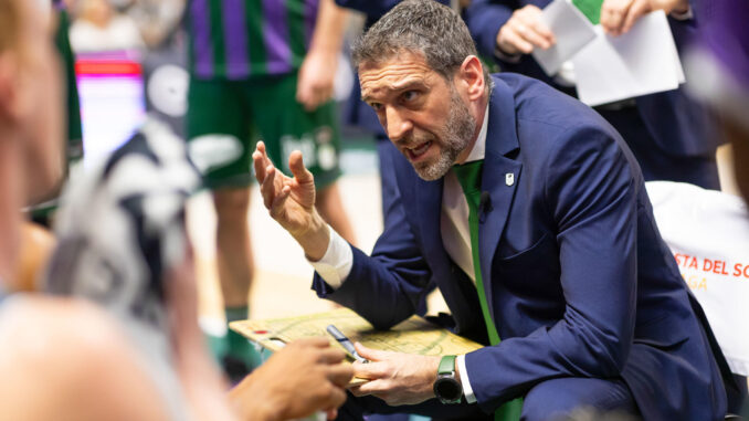 El entrenador del Unicaja, Ibon Navarro, en el Palacio de Deportes José María Martín Carpena, en Málaga en foto de archivo de Carlos Díaz. EFE
