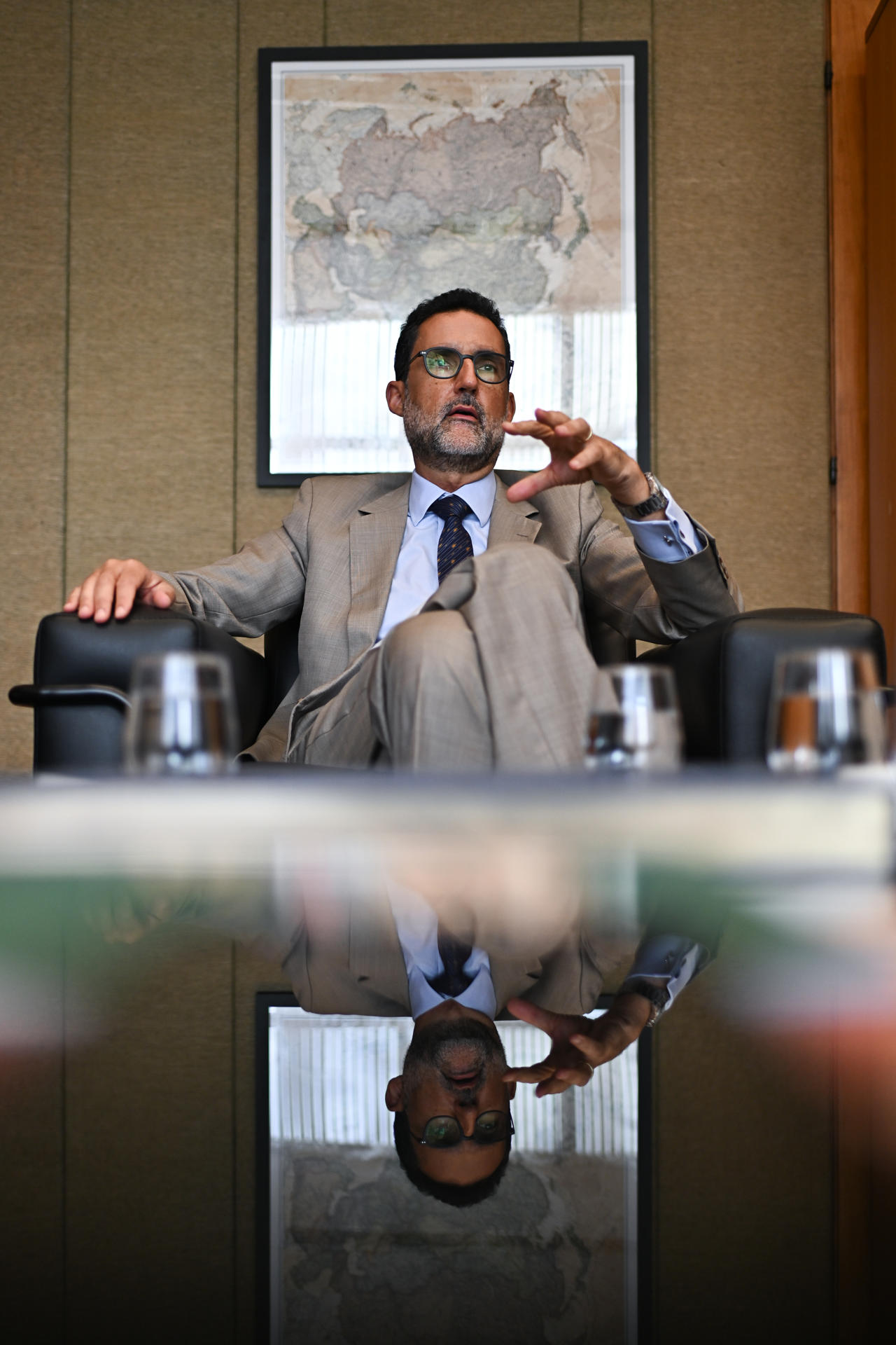 El embajador Eduardo Saboia, jefe de la delegación de Brasil en el foto BRICS, habla durante una entrevista con EFE en el Ministerio de Relaciones Exteriores, este martes en Brasilia (Brasil). EFE/ Andre Borges
