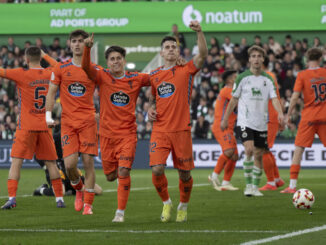 Los jugadores del Celta de Vigo celebran el gol de Alfon González (c) contra el Racing de Santander, durante el partido de dieciseisavos de la Copa del Rey disputado este domingo en los Campos de Sport de El Sardinero en la capital cántabra.- EFE/Pedro Puente Hoyos