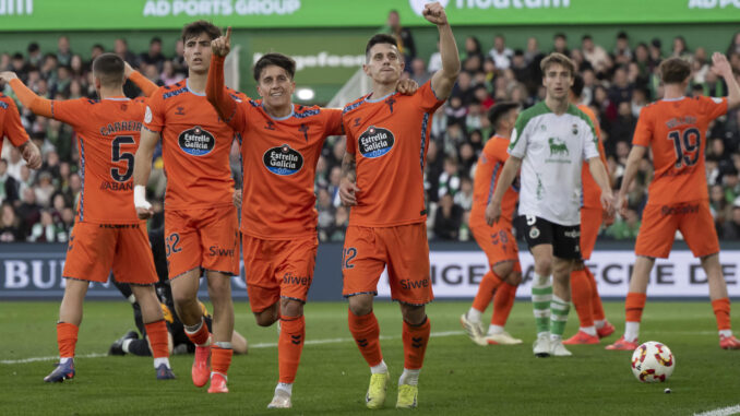 Los jugadores del Celta de Vigo celebran el gol de Alfon González (c) contra el Racing de Santander, durante el partido de dieciseisavos de la Copa del Rey disputado este domingo en los Campos de Sport de El Sardinero en la capital cántabra.- EFE/Pedro Puente Hoyos
