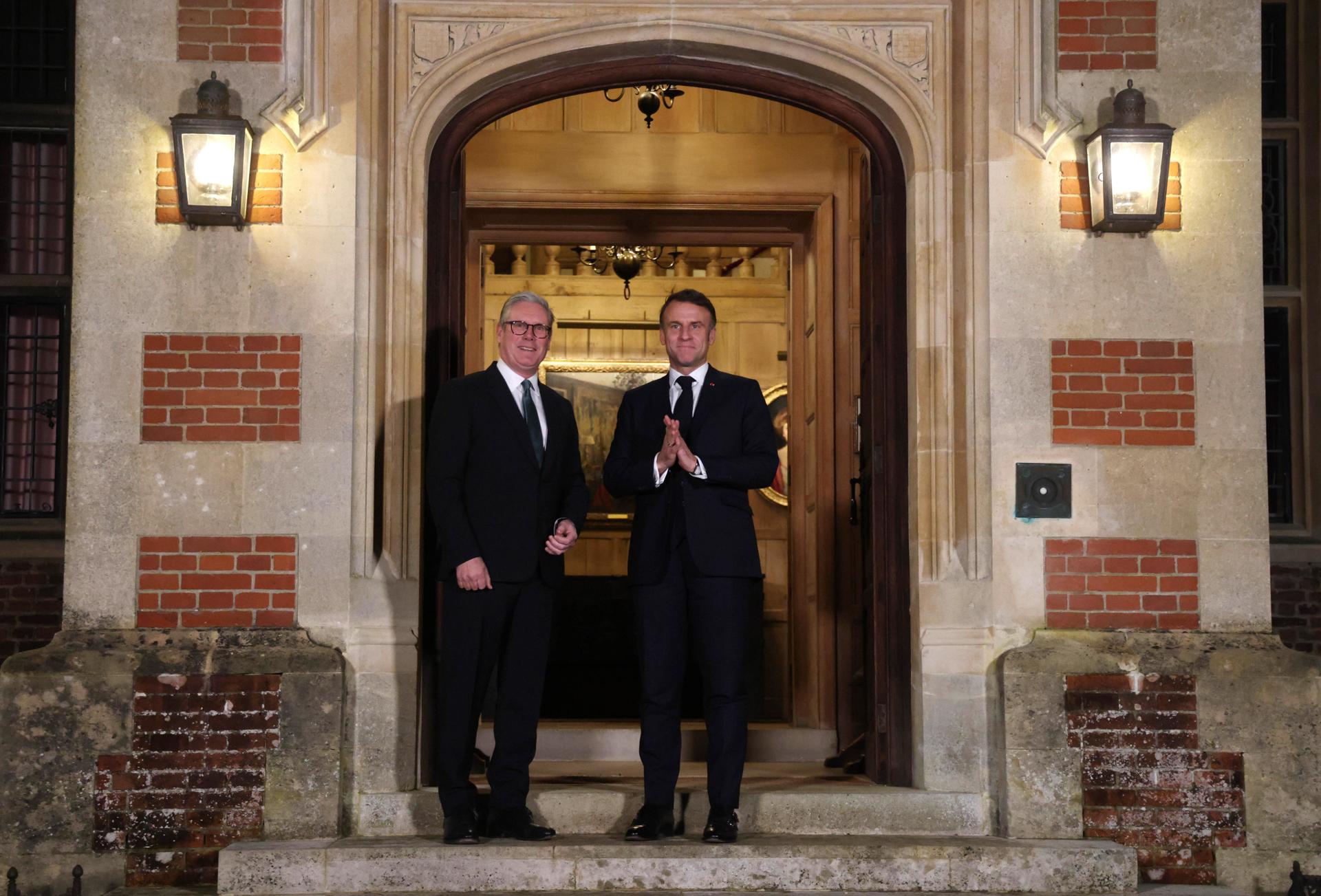 El primer ministro británico, Keir Starmer (izq.), recibe al presidente francés, Emmanuel Macron (der.), en el retiro campestre de Chequers, cerca de Ellesborough, Gran Bretaña, el 9 de enero de 2025. EFE/EPA/Neil Hall / POOL
