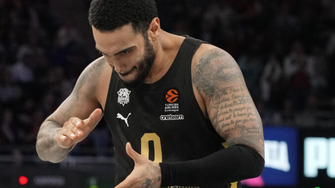 El base del Baskonia Markus Howard durante el partido de la jornada 19 de la EuroLiga que Baskonia y Estrella Roja disputan este jueves en el Fernando Buesa Arena, en Vitoria. EFE/Adrián Ruiz Hierro
