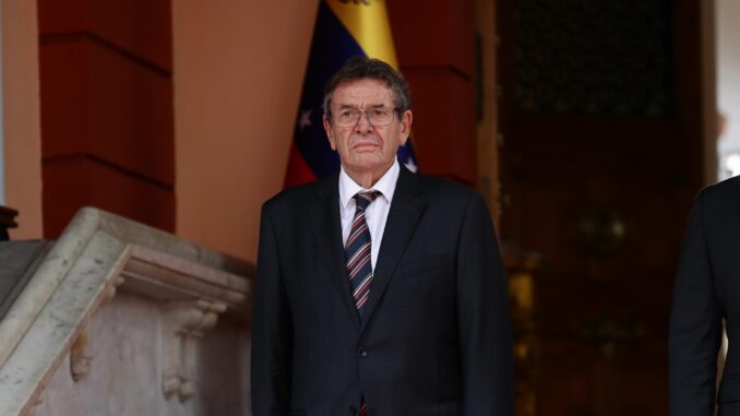 Fotografía de archivo del embajador de Chile en Venezuela, Jaime Gazmuri, durante la presentación de sus cartas credenciales en el Palacio de Miraflores en Caracas (Venezuela). EFE/ Rayner Peña R
