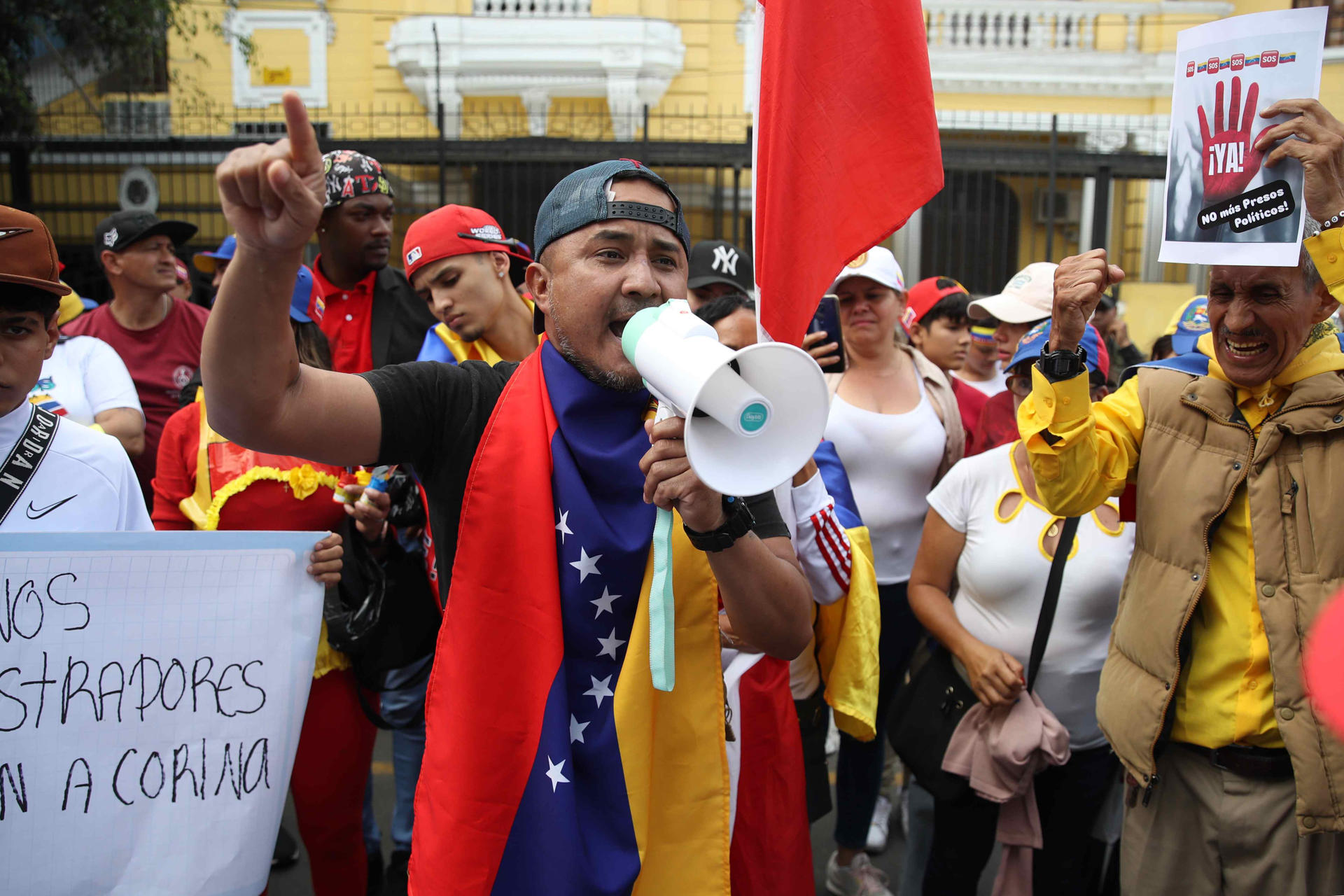 Un ciudadano venezolano grita consignas una concentración este jueves, afuera de la embajada de Venezuela en Lima (Perú). EFE/ Paolo Aguilar
