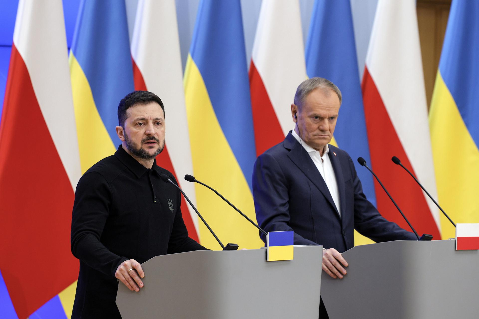 El primer ministro polaco Donald Tusk (D) y el presidente ucraniano Volodymyr Zelensky (I) ofrecen una conferencia de prensa conjunta tras su reunión en la oficina del primer ministro en Varsovia, Polonia, el 15 de enero de 2025. Su reunión se lleva a cabo al comienzo de la presidencia polaca del Consejo de la UE, 'un momento importante para Ucrania y Polonia', dijo Tusk. (Zelenski, Polonia, Ucrania, Varsovia) EFE/EPA/PAWEL SUPERNAK POLONIA FUERA
