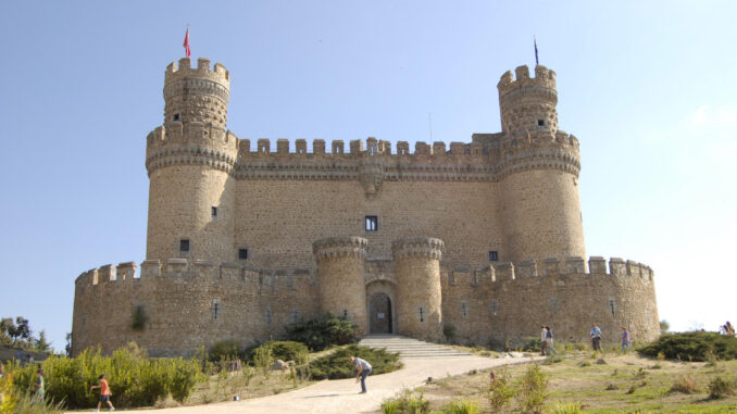 MANZANARES EL REAL (MADRID), 23/10/2012.- Imagen de archivo del castillo de Manzanares el Real, situado en la localidad del mismo nombre, en el año 2012.
EFE/Juana Benet
