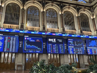 La bolsa española ha subido este lunes el 1,34 % y ha superado el nivel de los 11.800 puntos impulsada por la banca y Wall Street. El principal indicador del mercado nacional, el IBEX 35, ha ganado 156,6 puntos, ese 1,34 %, la mayor subida en un mes, hasta 11.808,2 puntos, nivel perdido el pasado 11 de diciembre. EFE/Altea Tejido