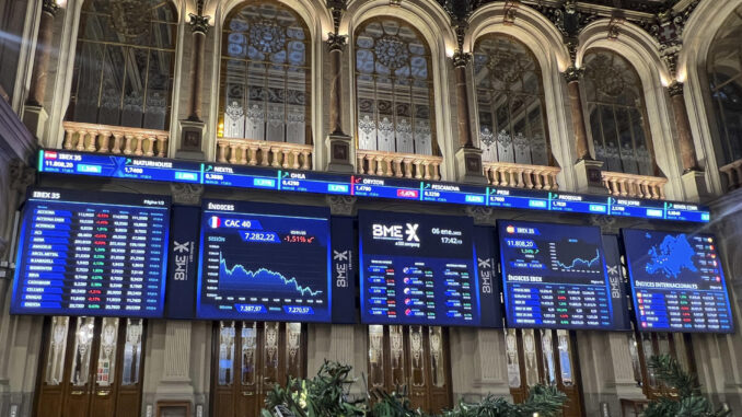 La bolsa española ha subido este lunes el 1,34 % y ha superado el nivel de los 11.800 puntos impulsada por la banca y Wall Street. El principal indicador del mercado nacional, el IBEX 35, ha ganado 156,6 puntos, ese 1,34 %, la mayor subida en un mes, hasta 11.808,2 puntos, nivel perdido el pasado 11 de diciembre. EFE/Altea Tejido
