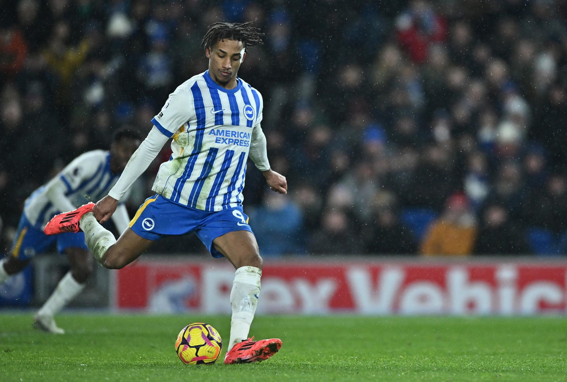 El jugador del Brighton Joao Pedro marca de penalti el 1-1 durante el partido de la Premier League que han jugado Brighton & Hove Albion y Arsenal FC, en Brighton, Reino Unido.
