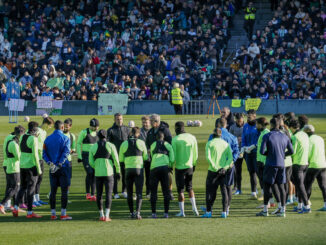 El técnico del Betis, el chileno Manuel Pellegrini, da instrucciones a los jugadores durante el entrenamiento que el equipo realiza este jueves en una jornada de puertas abiertas en el estadio Benito Villamarín. EFE/ Jose Manuel Vidal